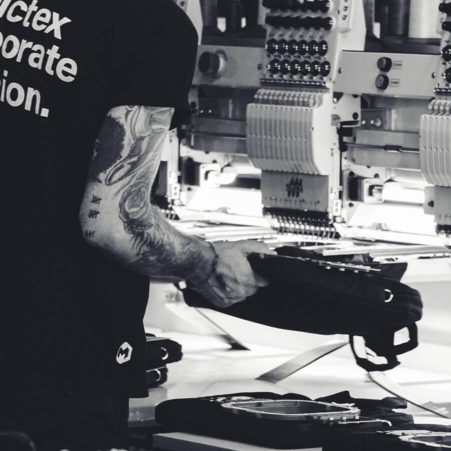 Mitarbeiter mit bedruckten T-Shirt von mictex