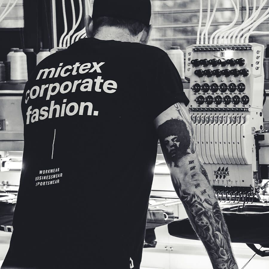 Mitarbeiter an Stickmaschine von mictex