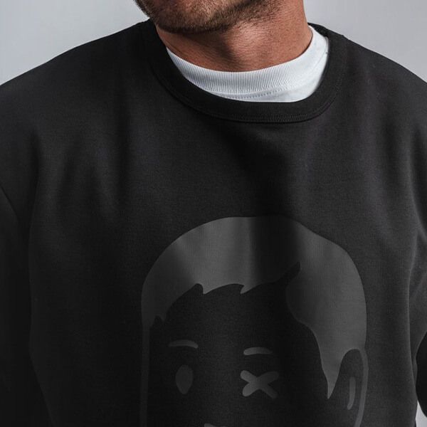 Mann in Sweatshirt mit Aufdruck