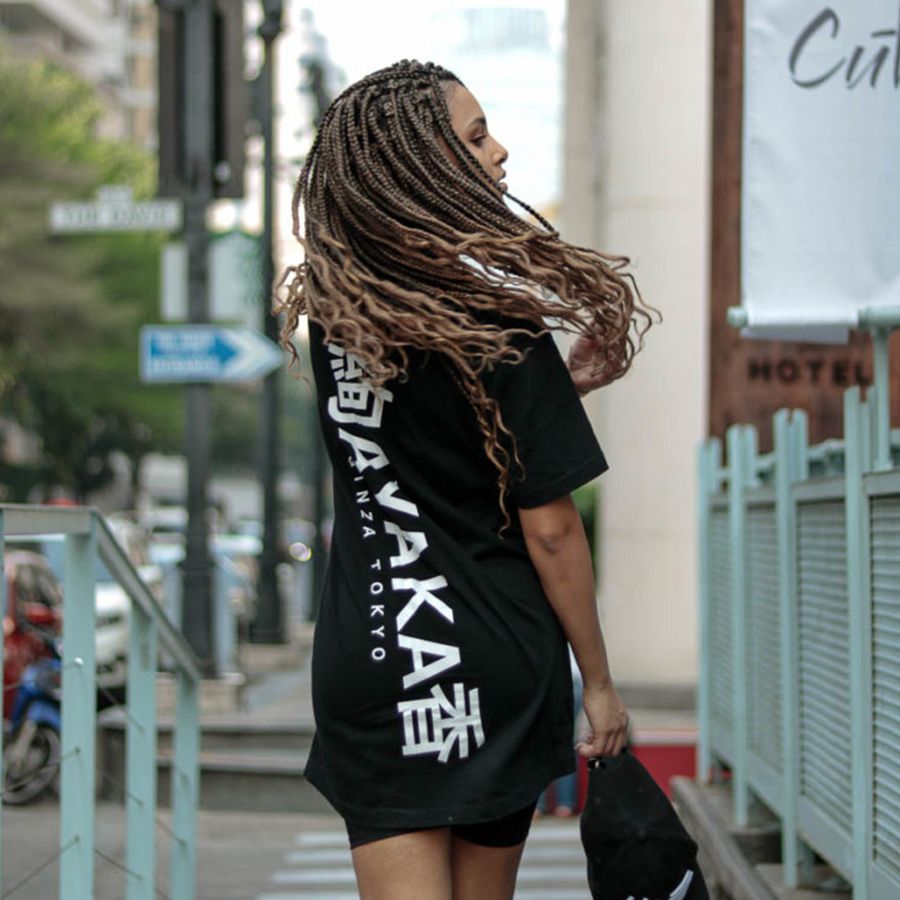 Streetwear Imagebild von Ayaka mit Aufdruck auf dem Rücken
